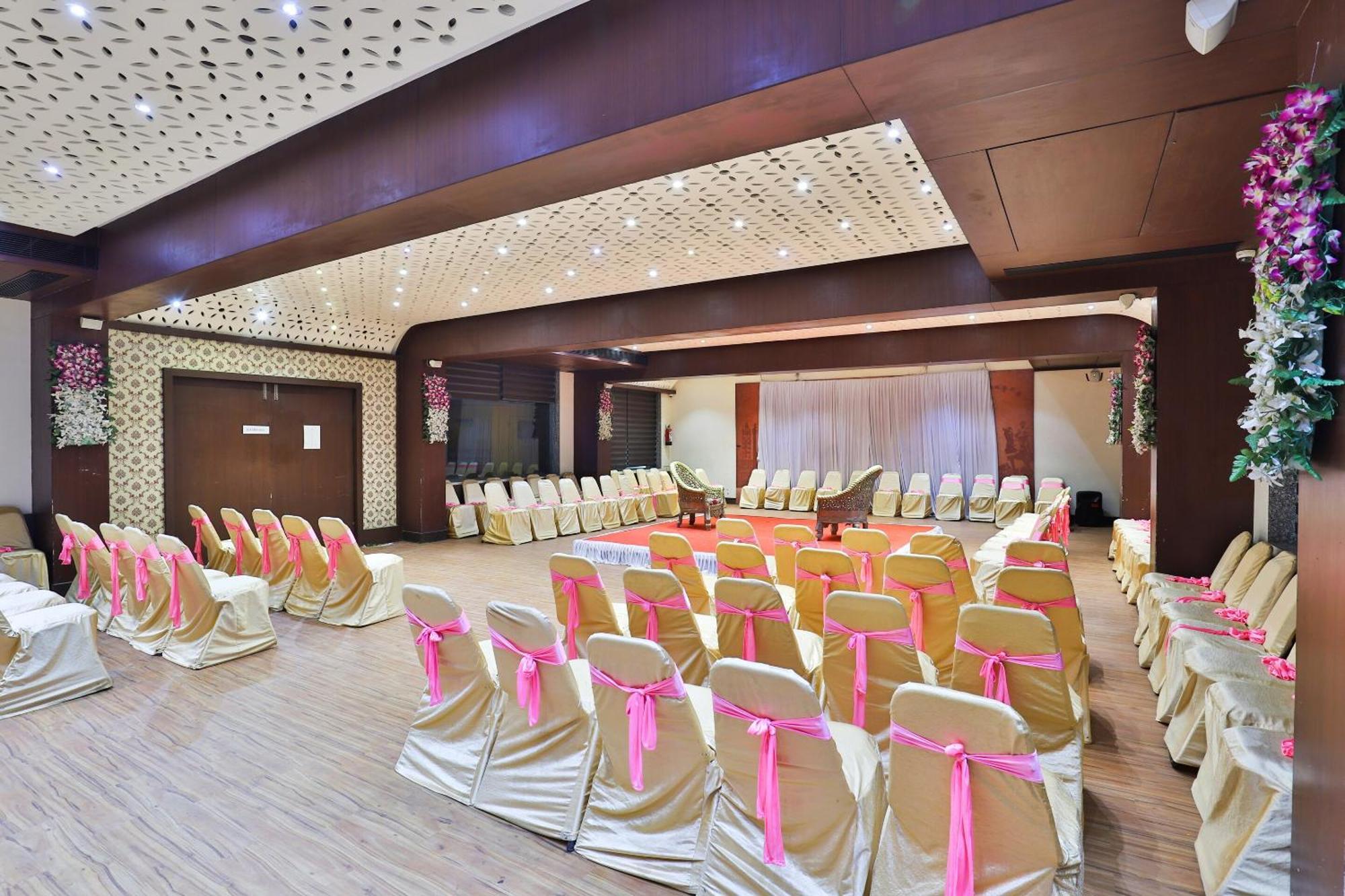Oyo 4320 Hotel Aum Regency Vadodara Eksteriør bilde