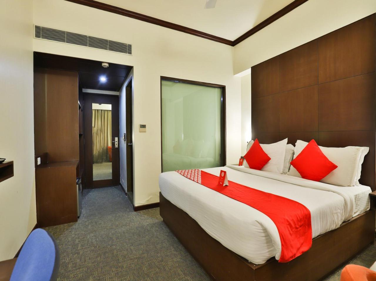 Oyo 4320 Hotel Aum Regency Vadodara Eksteriør bilde