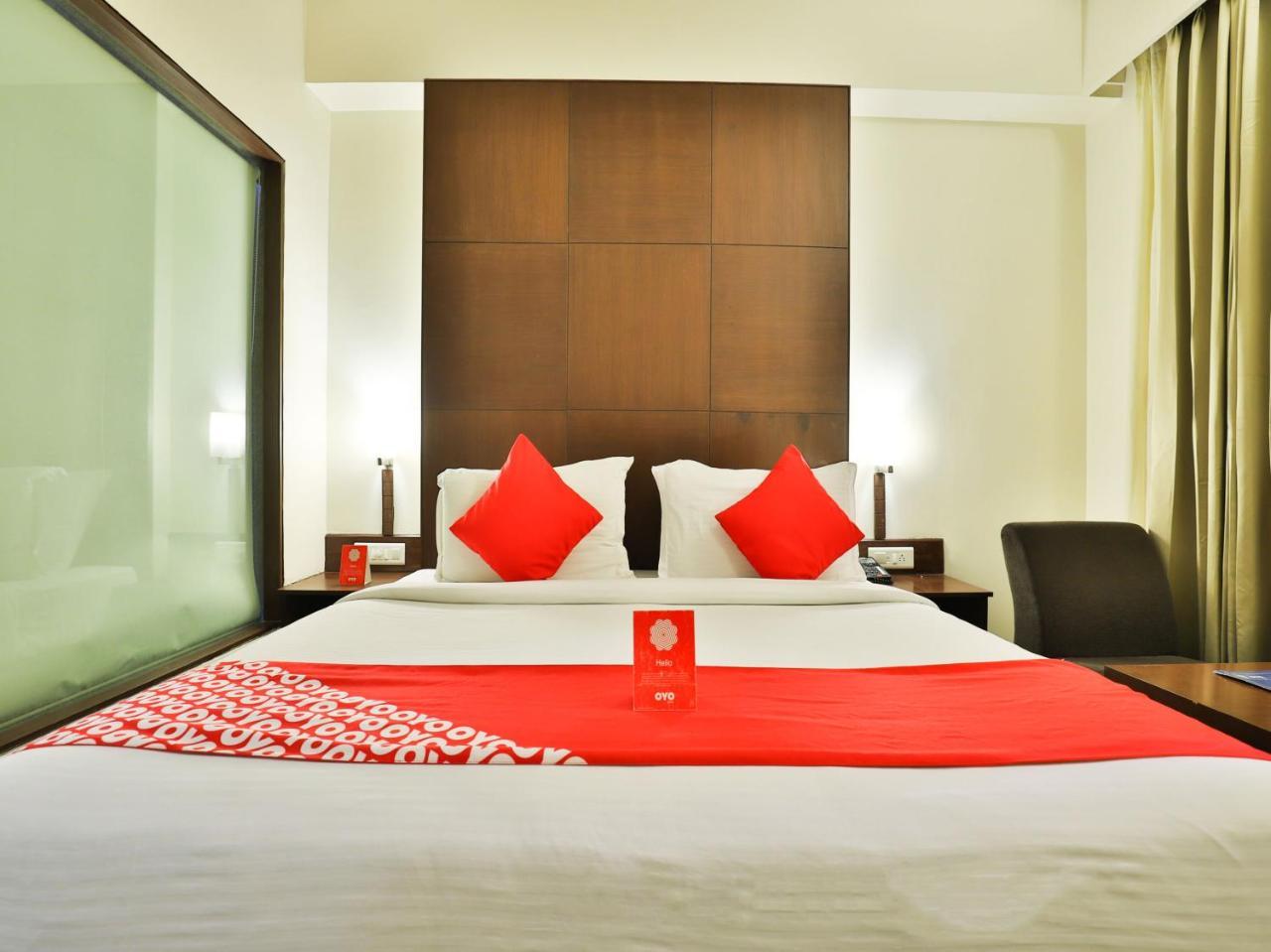 Oyo 4320 Hotel Aum Regency Vadodara Eksteriør bilde