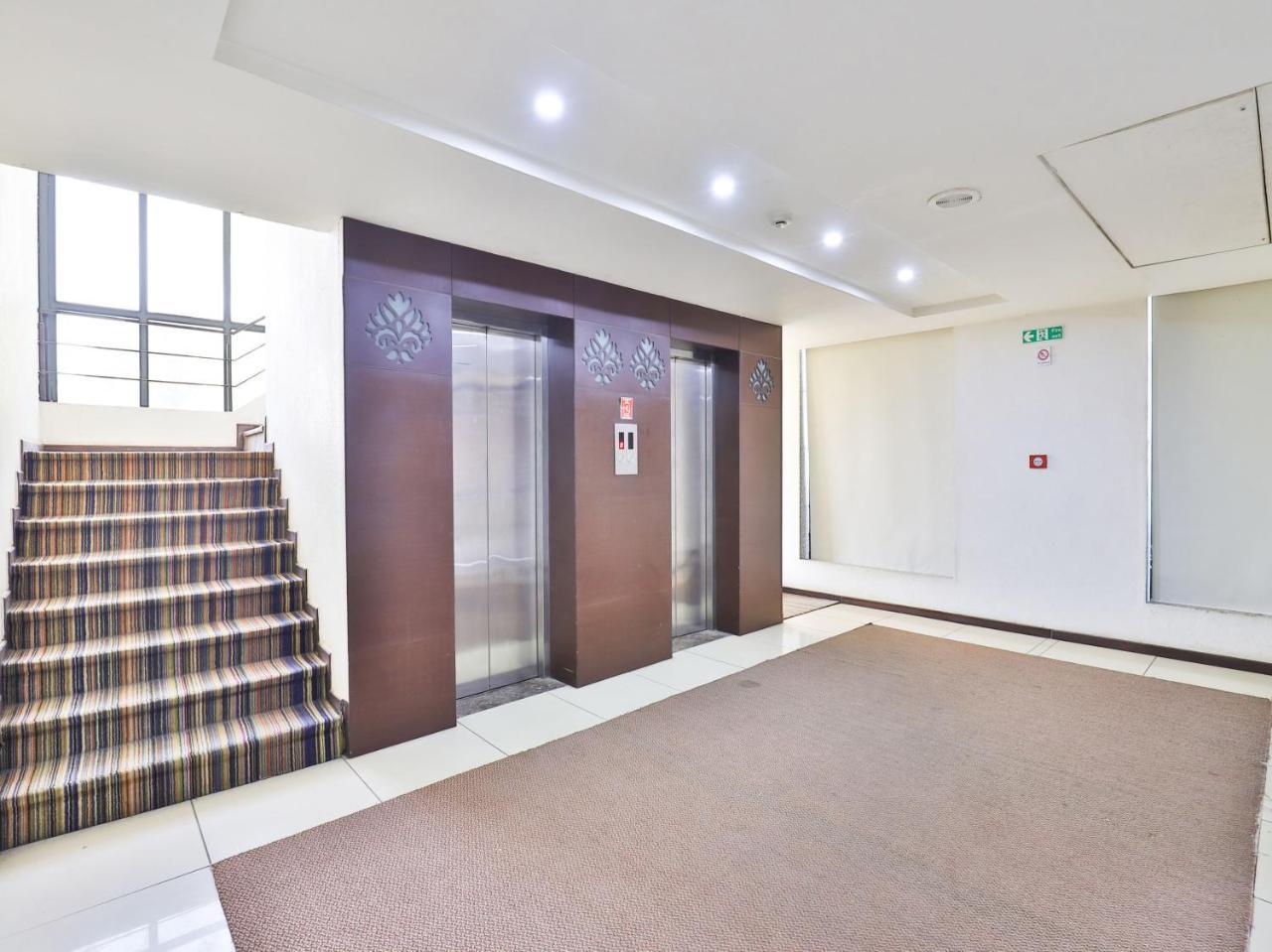 Oyo 4320 Hotel Aum Regency Vadodara Eksteriør bilde