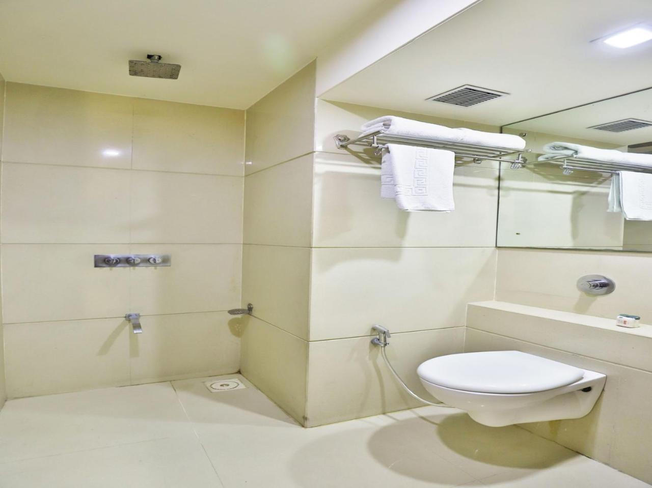 Oyo 4320 Hotel Aum Regency Vadodara Eksteriør bilde